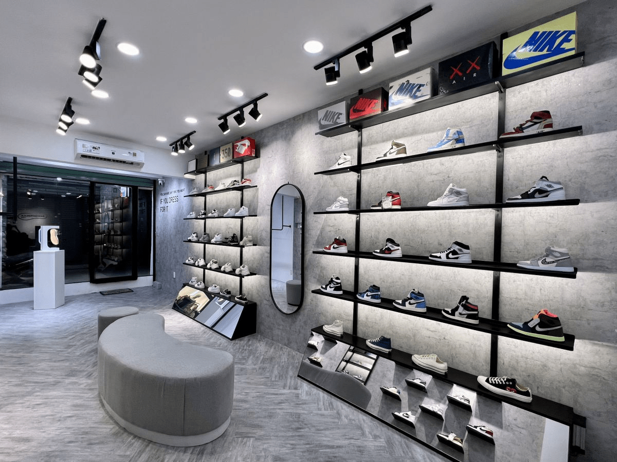 Thiết kế shop giày tone màu đen trắng
