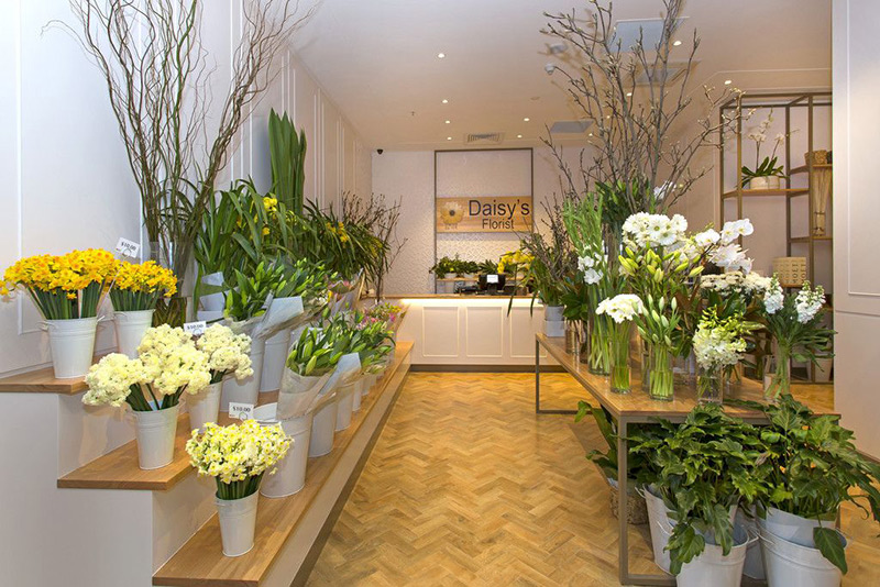 Trưng bày, bố trí không gian hợp lý cho thiết kế shop hoa tươi nhỏ