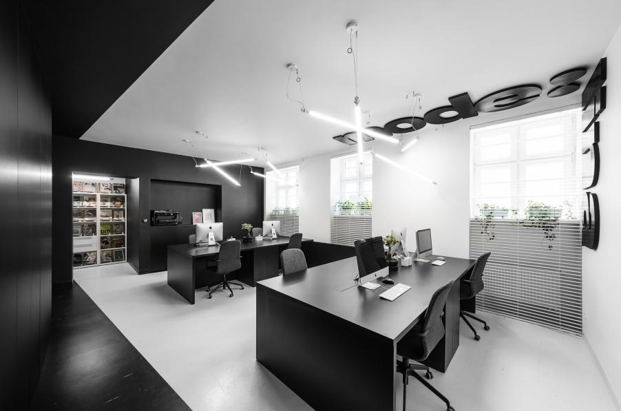 Sử dụng 2 màu đen trắng làm chủ đạo trong kế nội thất văn phòng phong cách tối giản 