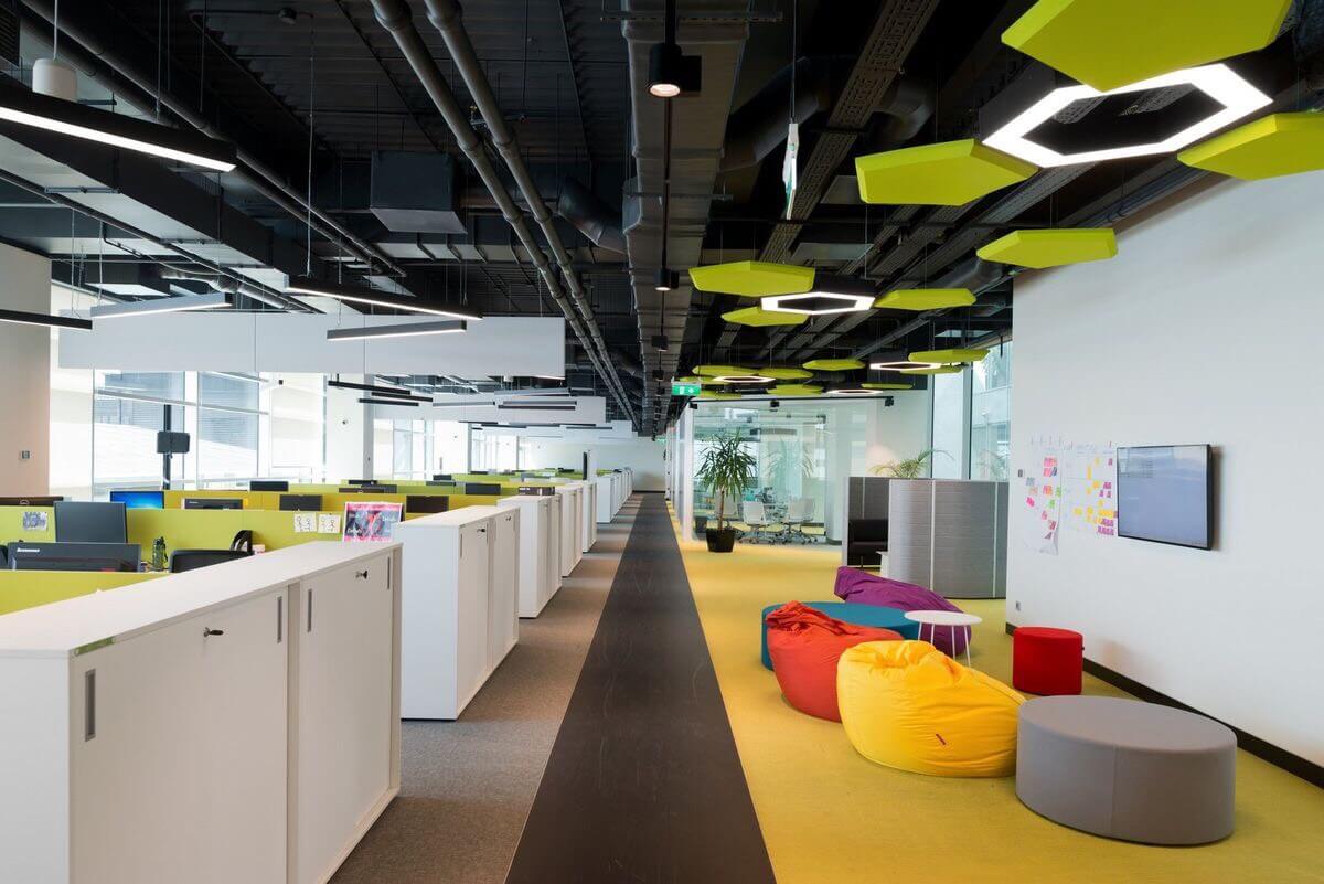 Mẫu: Thiết kế văn phòng không gian mở với màu sắc tươi tắn