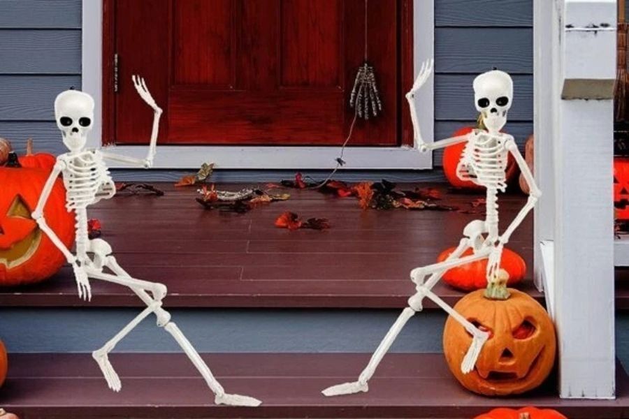 Trang trí Halloween bằng mô hình bộ xương người