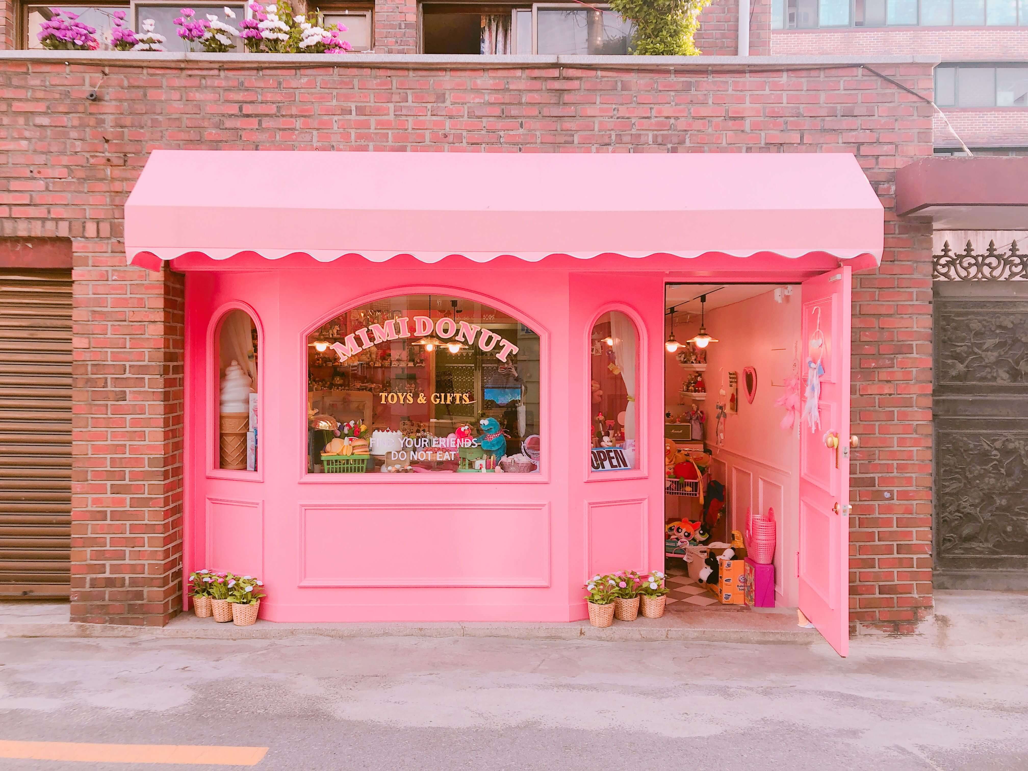 Mẫu: Thiết kế cửa hàng gấu bông tone màu hồng chủ đạo