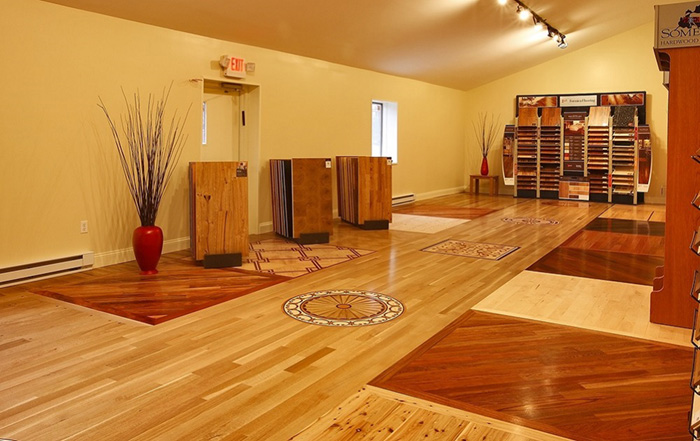 Showroom sàn gỗ với không gian gần gũi, ấm áp