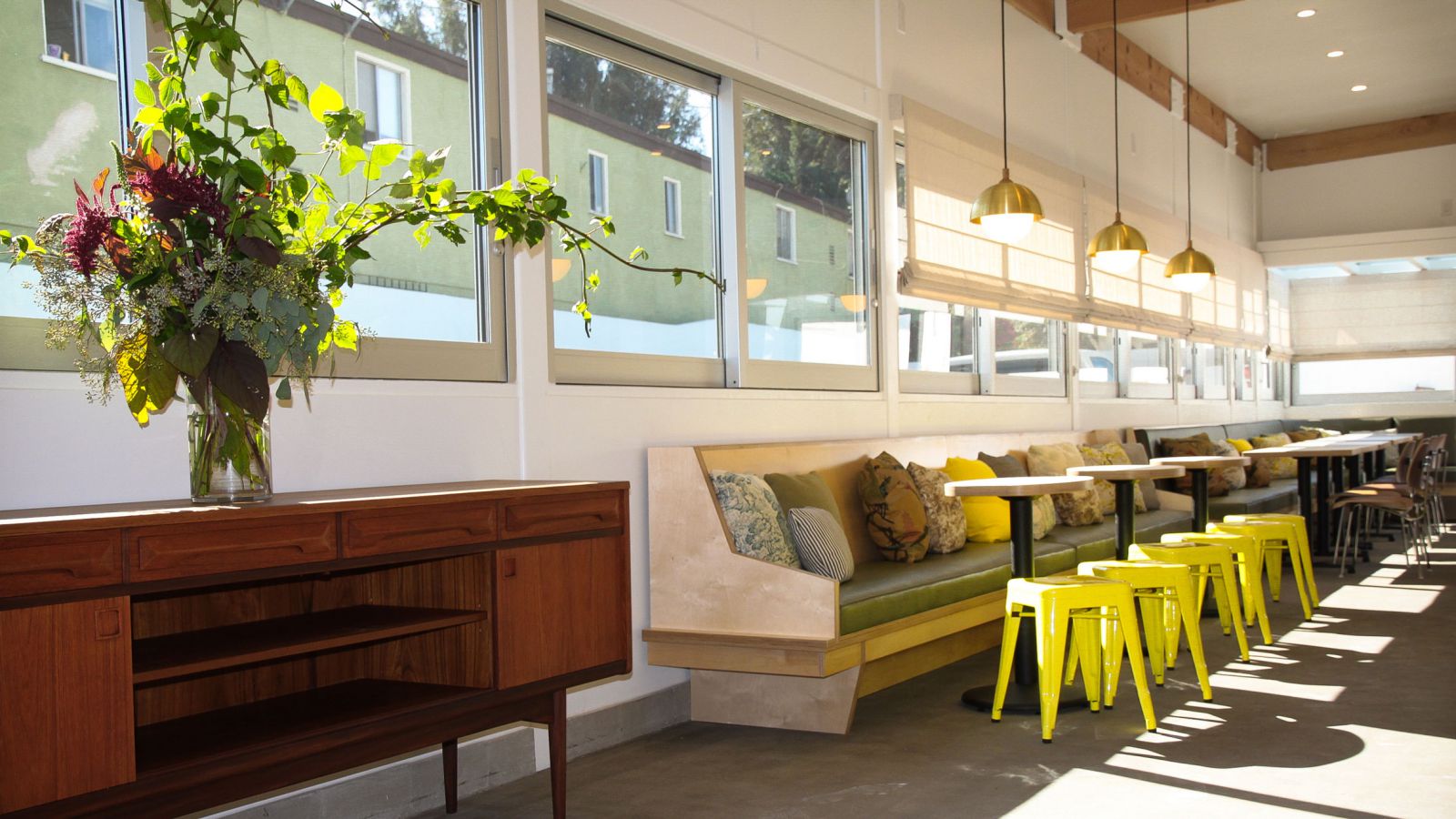 Mẫu: Thiết kế quán cafe sân thượng Mid – Century Modern