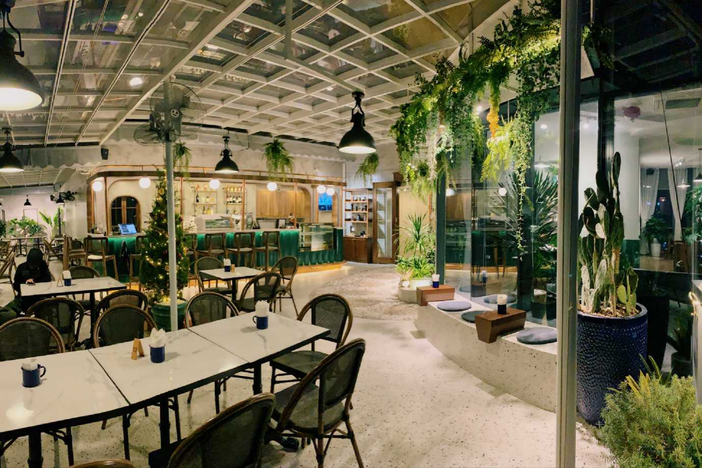 Mẫu: Thiết kế quán cafe rooftop phong cách Tropical