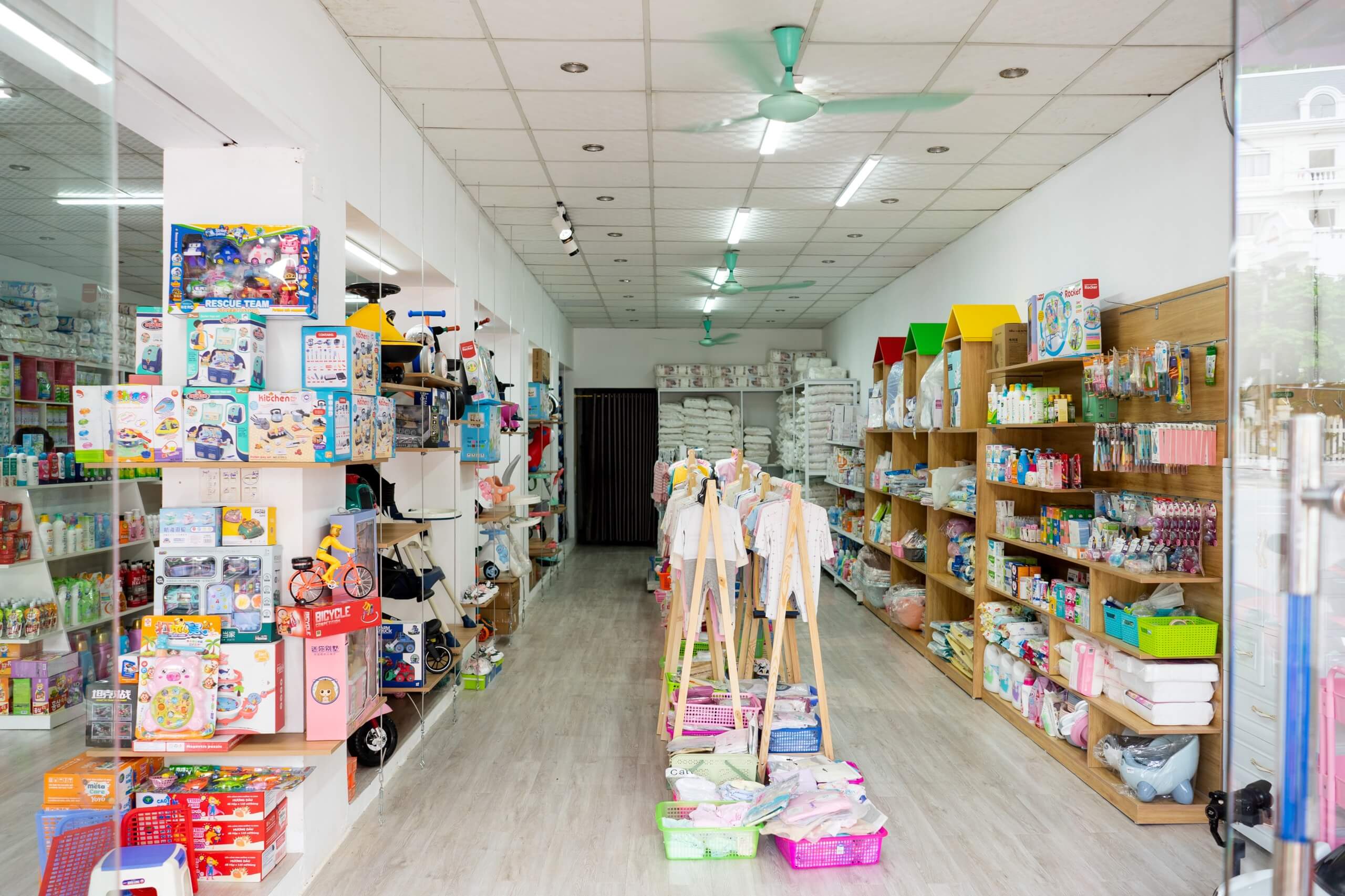Mẫu: Cửa hàng bố trí thêm các sản phẩm cho trẻ sơ sinh đáp ứng tối đa nhu cầu khách